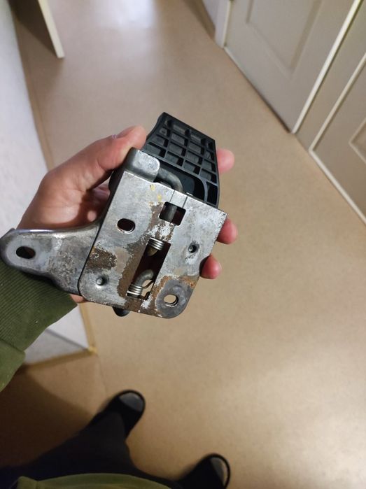 Замок капоту Октавія а7