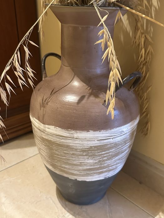 Vaso com folhas secas