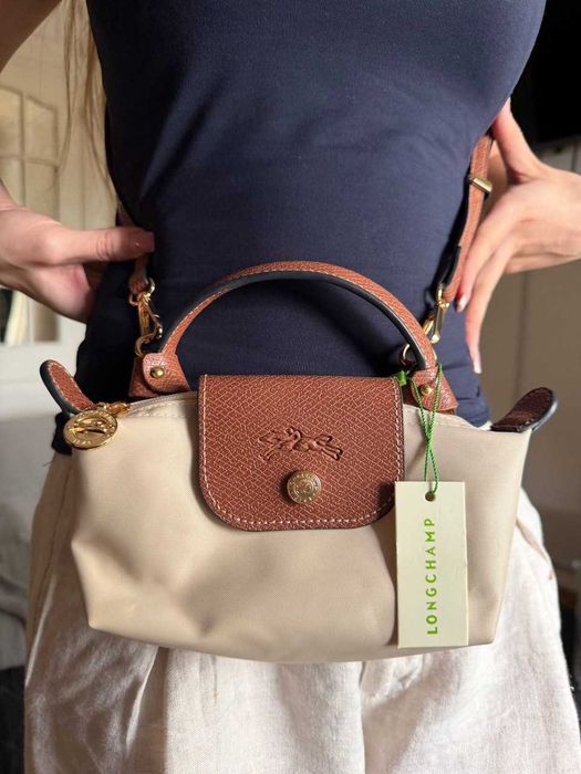 Bolsa Longchamp tamanho mini com alça em bege