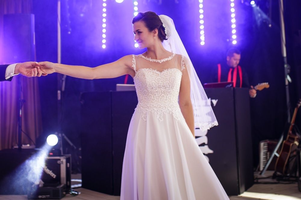 Suknia Ślubna, kolor: ecru, krój: litera A