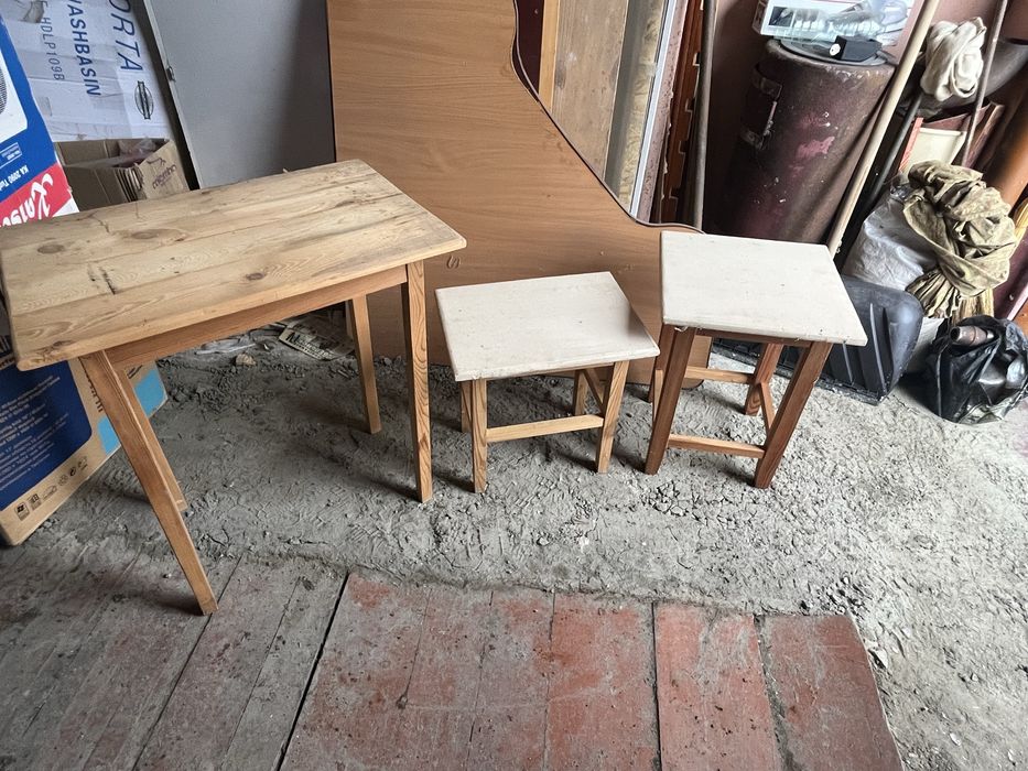 Столик 2 пабуретки