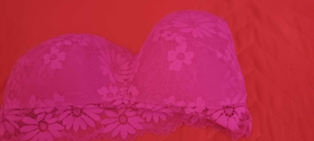 Cai cai rosa choque em renda