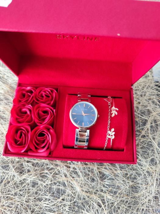 Conjunto Relógio de Senhora Prateado e Dourado mais duas pulseiras da Skyline