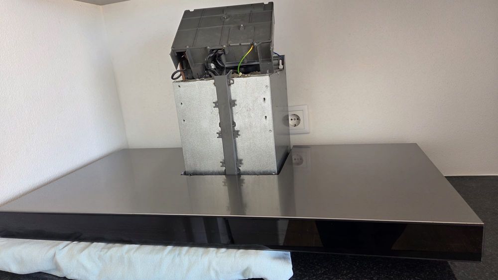 Exaustor Whirlpool em inox e vidro preto
