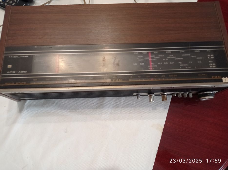 Rádio dos anos 70 a funcionar perfeitamente