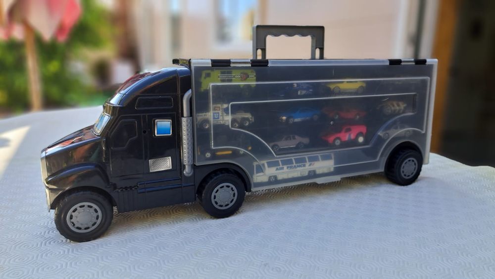 Camião grande para transporte de carros (27 carros e 1 autocarro)