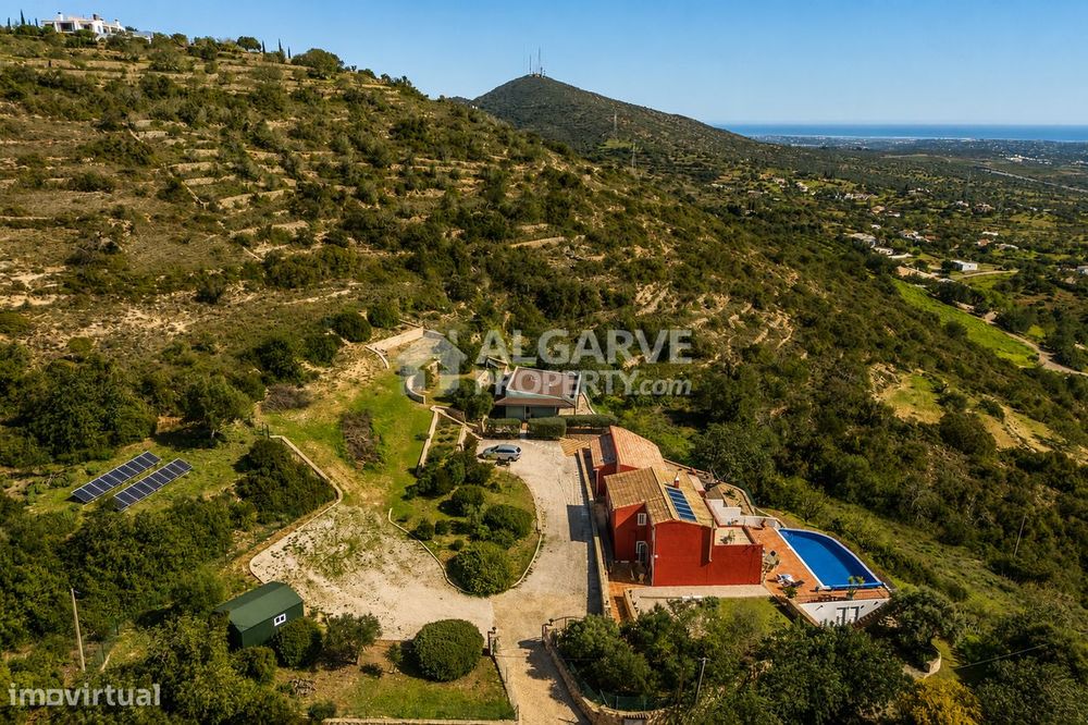 Moradia com Vistas Panorâmicas e Terreno em Estoi