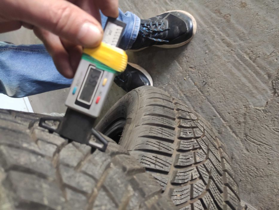 opony zimowe- 4szt. - 215/60R16 Goodyear