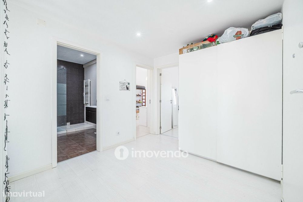 Apartamento T2 luminoso, totalmente remodelado, em Corroios
