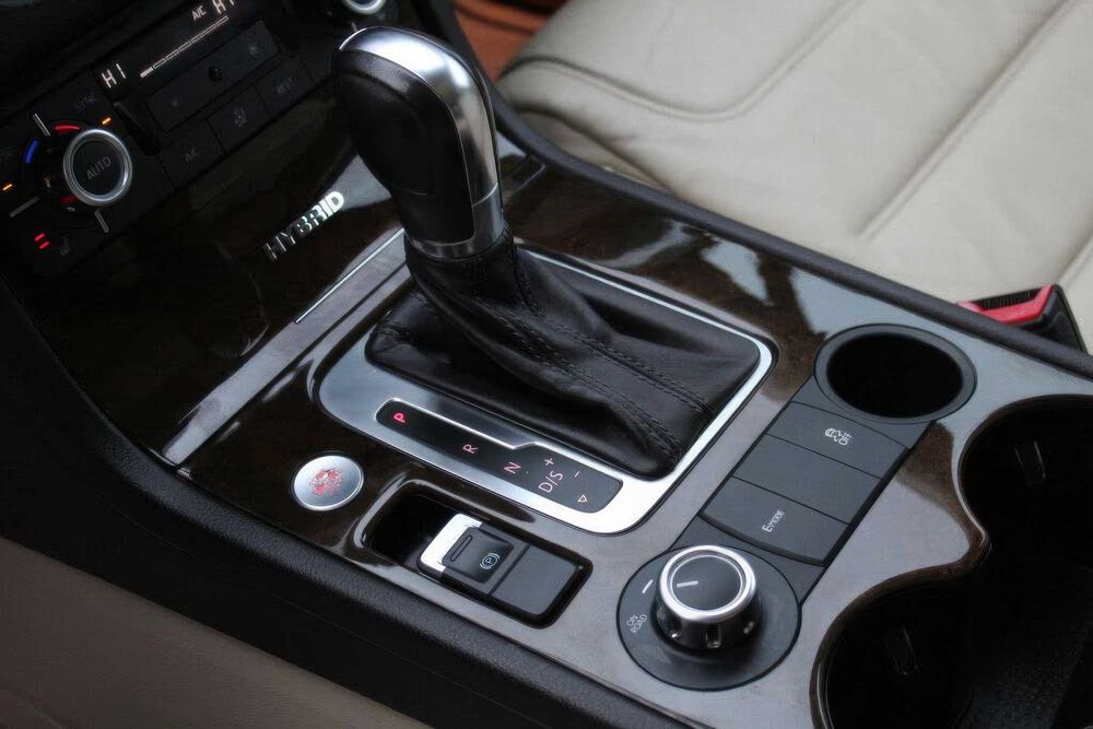 Volkswagen Touareg Lux      2015