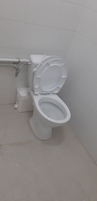 Zlew i pompa tłocząca do toalety