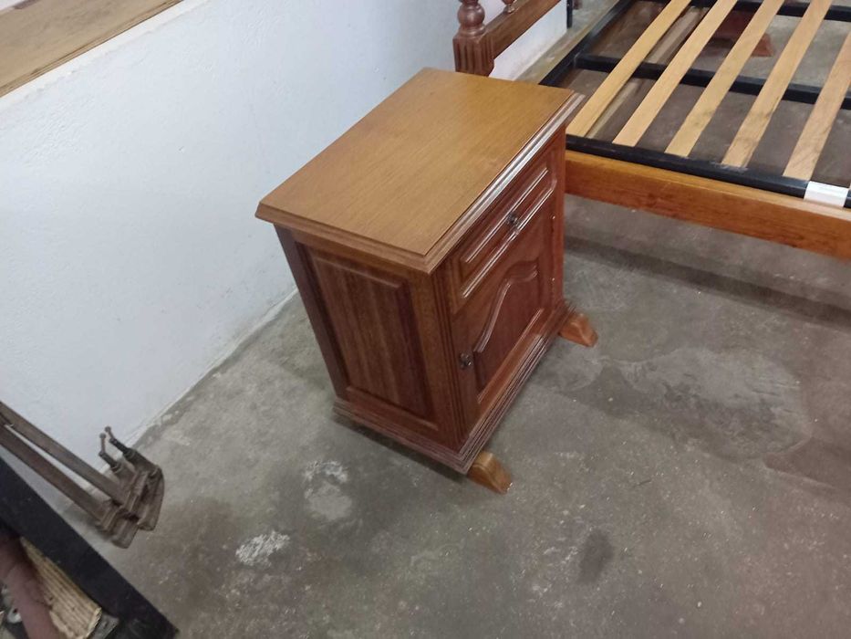 Cama de casal com mesinhas de cabeceira