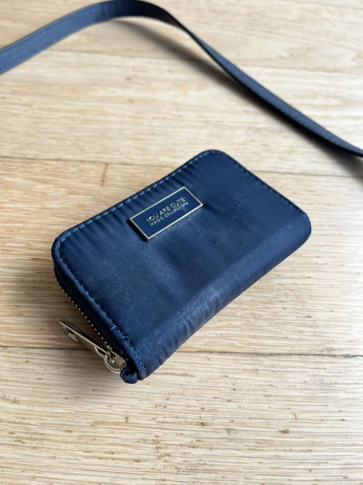 mala e carteira azuis escuras