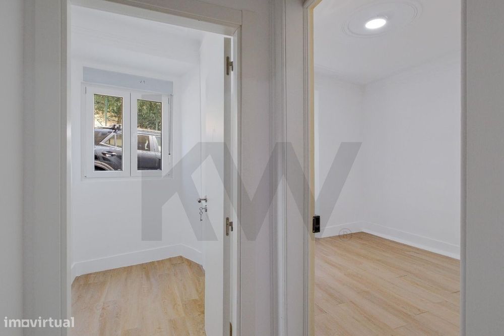 Apartamento T4 Remodelado com Terraço Privativo no Areeiro