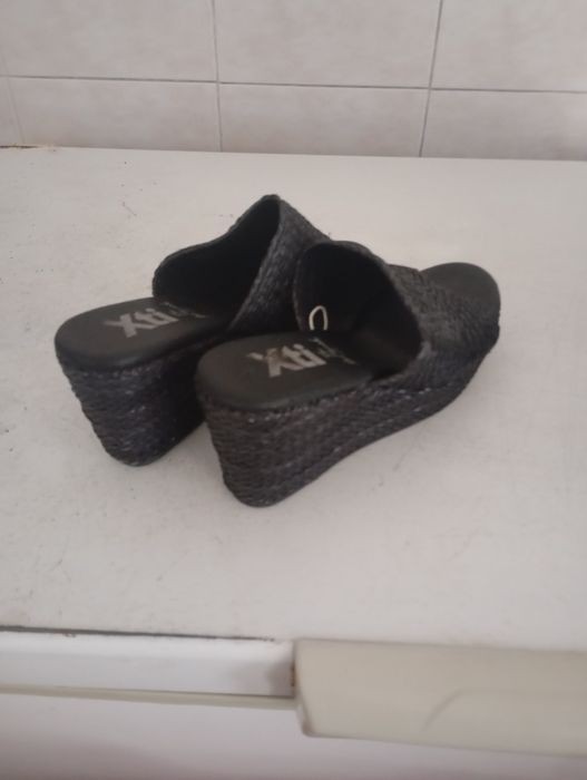 Socas de salto em cunha usadas