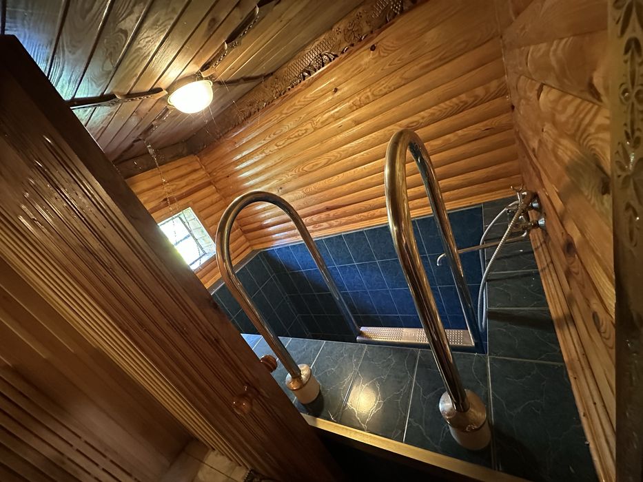 Продається ділянка 0.5 га з 3-ма окремими будинкам