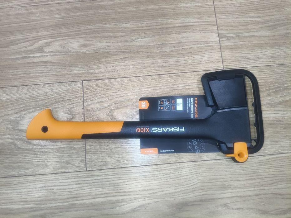 Siekiera Fiskars x10