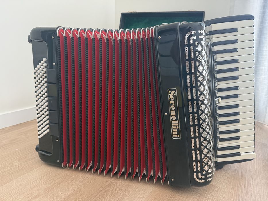 Serenellini 96 baixos / 37 teclas
