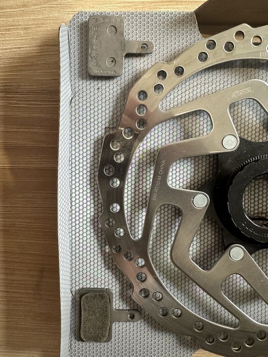 Tarcza hamulcowa Shimano SM-RT10 180 + klocki