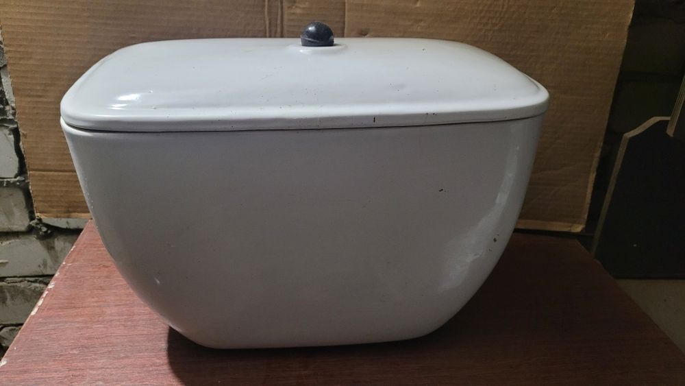 Зливний бачок фаянсовий