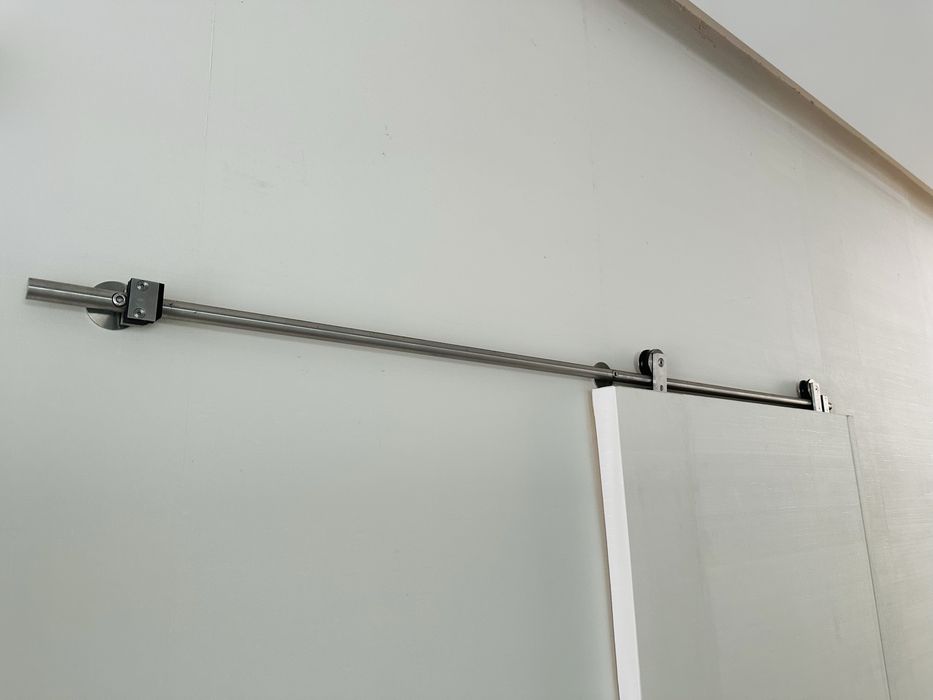 Sistema de fixação em aço inox para porta de correr + Porta de correr c/ fecho