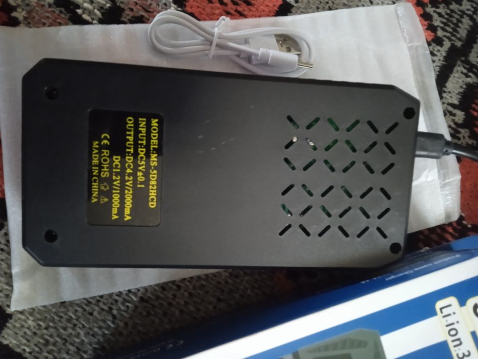 Зарядний пристрій для Li-ion 3.7V та АА/ААА 1.2V