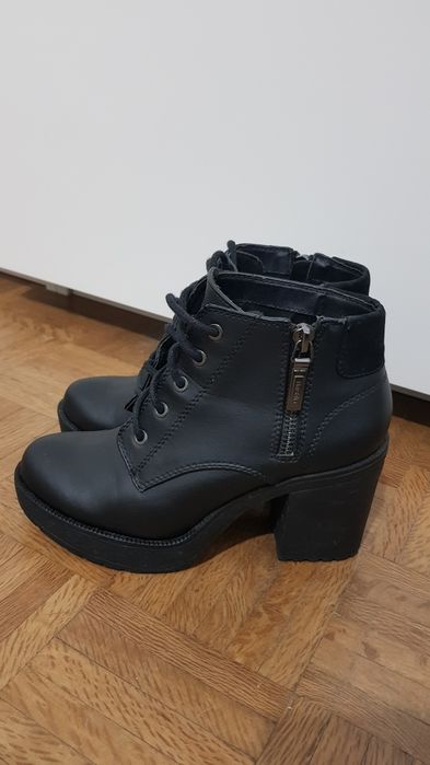 Botas pretas salto