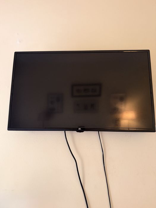 Televisão TV Led marca Ok 32'' + oferta de suporte extra
