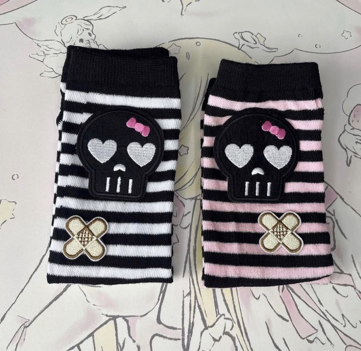Мітенки з черепом