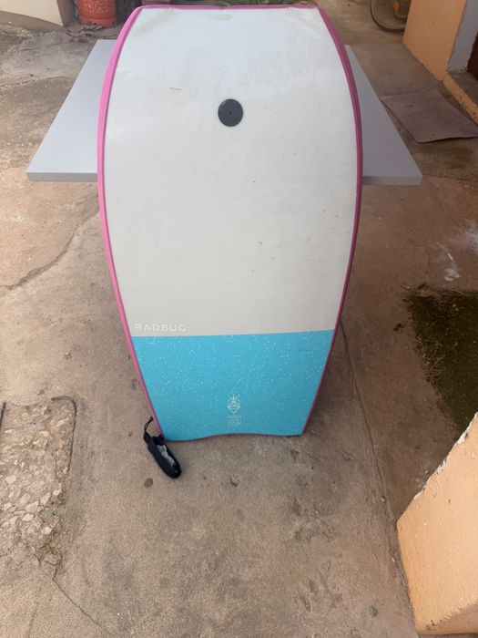 Prancha de bodyboard rosa de marca Radbug