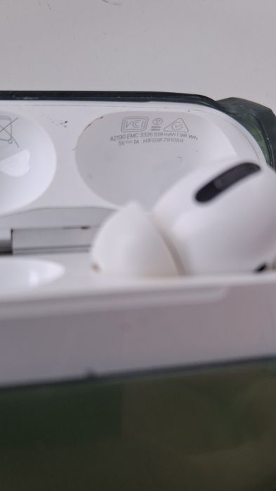 Apple AirPods 3rd generation И Apple AirPods Pro 1-го поколения