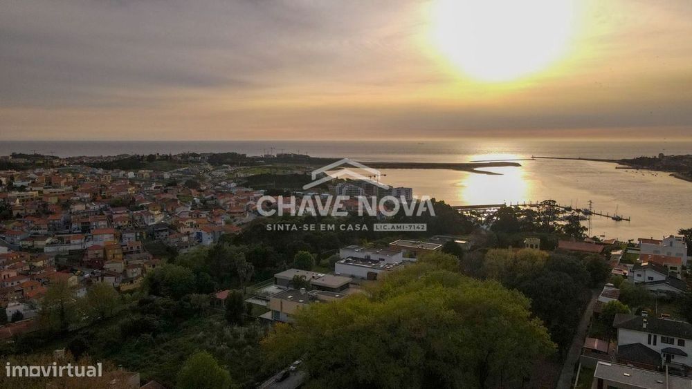T3 C/ 2 Lugares de Garagem e Arrumos em Santa Marinha