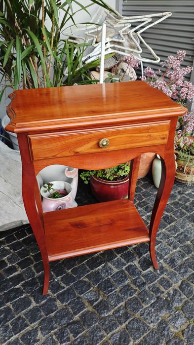 Mesas de apoio em ótimo estado