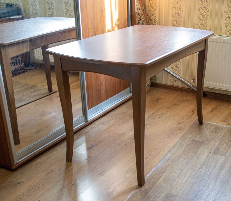 Продам стол комнатный, обеденный.