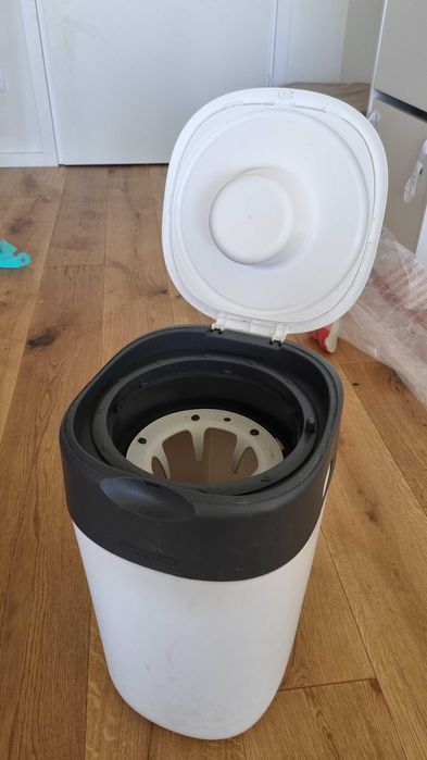 um caixote do lixo para as fraldas, com sacos