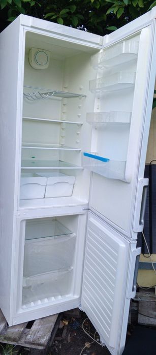 продам  2 х камерный   холодильник .Zanussi