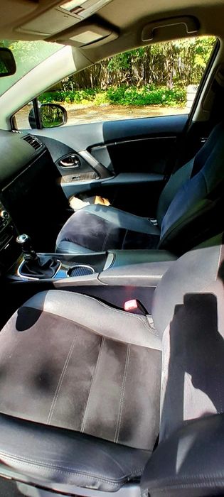 Тайота Авенсіс 2012