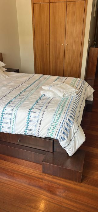 Cama e mesinhas de cabeceira