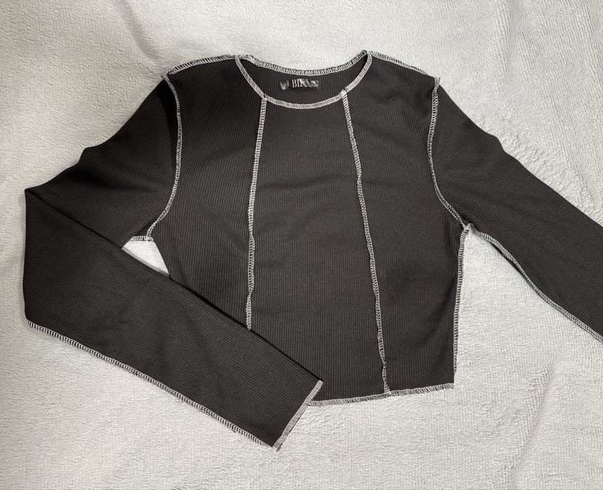 чорний топік з білими швами