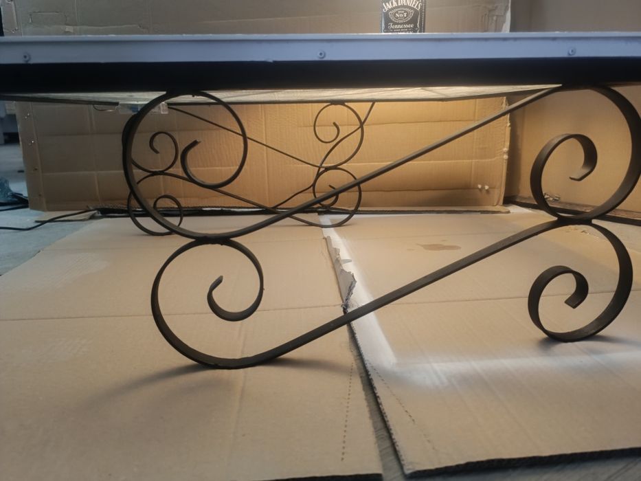 Mesa de centro artesanal em ferro e vidro com iluminacao LED