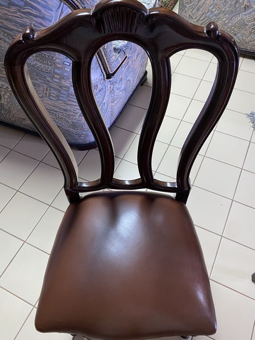 Mesa jantar oval extensível em mogno mais seis cadeiras em pele