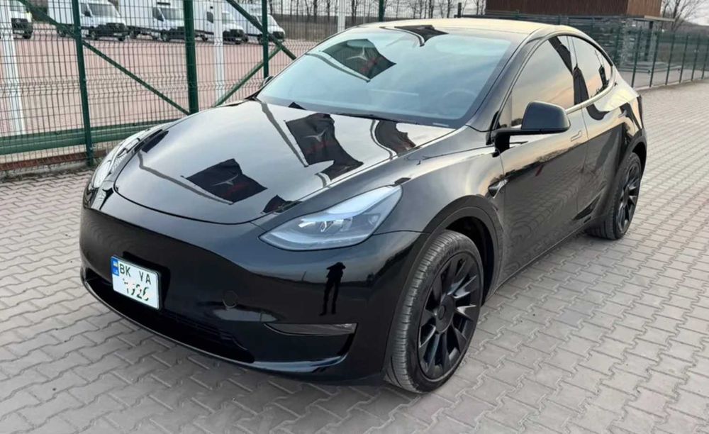 Таксі Трансфер Tesla Model Y з водієм Міжміські перевезення з Луцька по всій Україні.