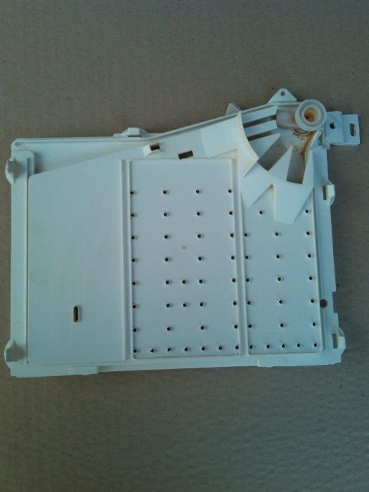 Крышка-распределитель воды порошкоприемника на стиралку Indesit WG 622