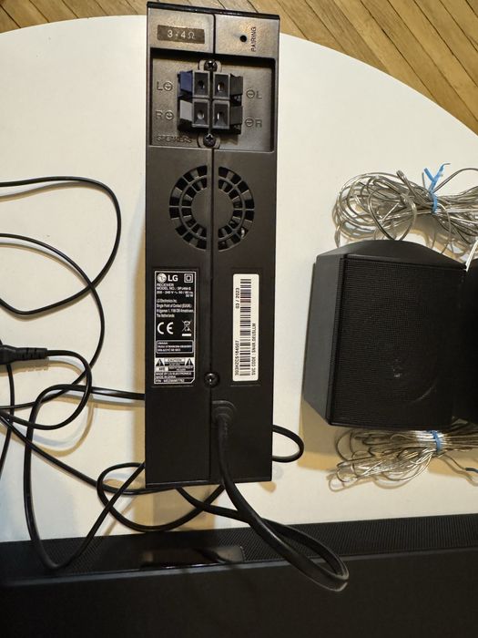 LG Wireless SoundBar SN4R z głośnikami satelitarnymi