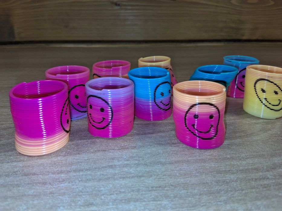 N025 Mini Tęczowe Sprężynki Mini Slinky Emotikony Zestaw 10 Sztuk Nowe