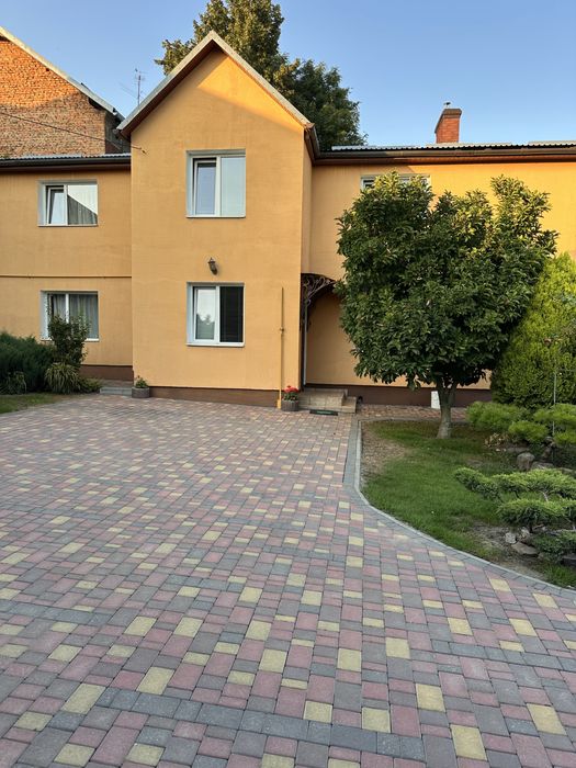 Продаються два будинки на одній ділянці