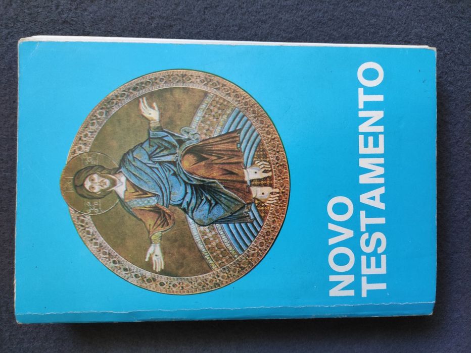 Livros religiosos: bíblias, novo testamento, missa paroquial
