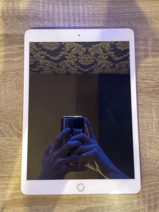Apple ipad 8 gen 128gb gold iCloud