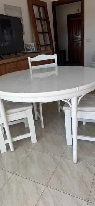 mesa e quatros cadeiras todo de madeira em bom estado