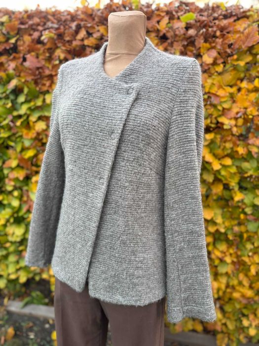 jesienny wełniany sweter o kroju marynarki Adagio